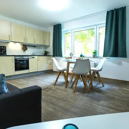 Am Haus 2 2